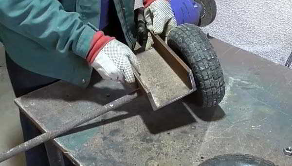 Самодельное приспособление из колёс от садовой тачки