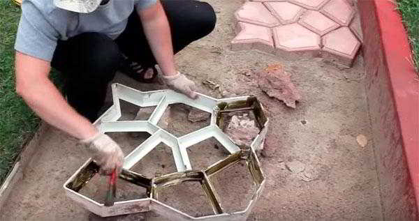 Садовая дорожка своими руками при помощи формы