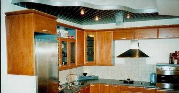 Особенности и варианты применения на кухне реечных навесных потолков