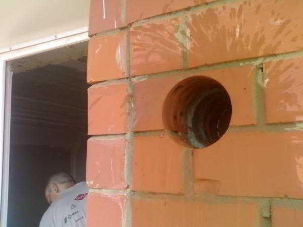 Естественная вентиляция в стене с использованием приточных клапанов и внешней трубы
