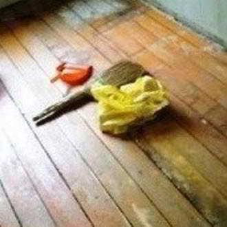 Как положить плитку на деревянный пол: секреты от мастеров
