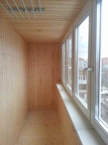 Использование деревянной вагонки для отделки балкона