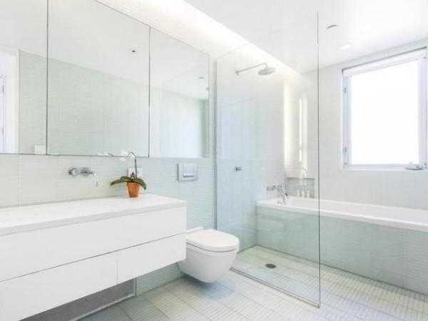 Преимущества и недостатки стеклянных стен в ванной комнате