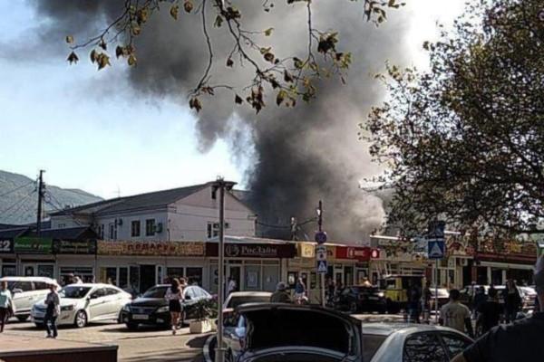 
	    В Геленджике были эвакуированы жители домов в районе пожара на рынке	