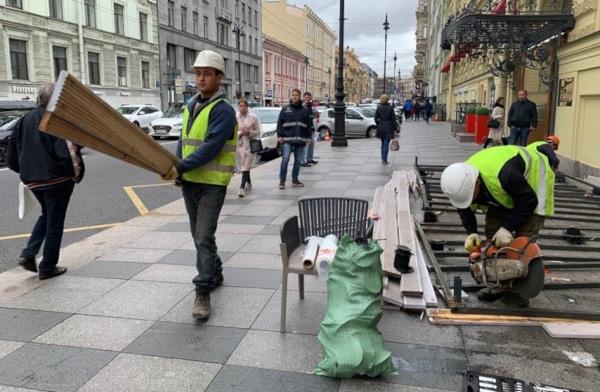 
	    В центре Петербурга демонтировали незаконные летние кафе	