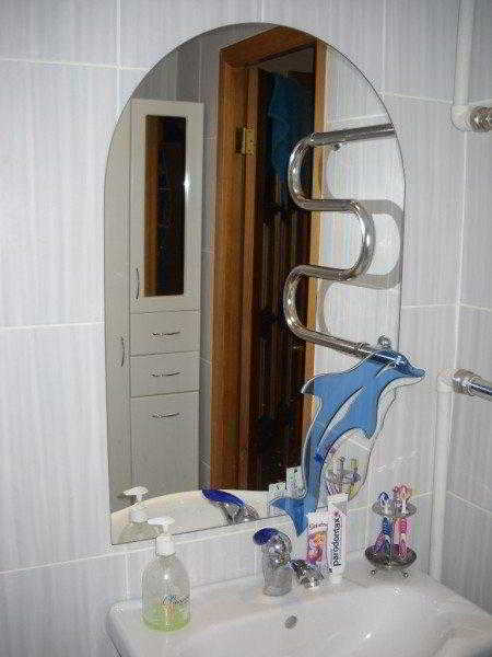 Зеркало над раковиной в ванной комнате
