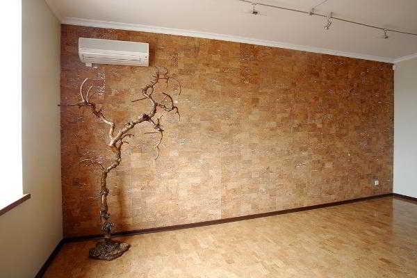 Креативное использование пробковой доски на стене
