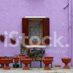 Варианты оформления фиолетового фасада дома
