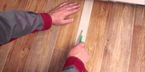 Чем незаметно склеить два куска линолеума