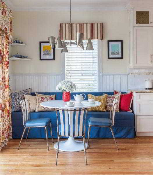 Диван в интерьере кухонного помещения Диван в интерьере кухонного помещения