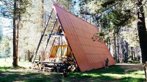 	Дом-шалаш – оригинальный вариант загородной постройки и необычная альтернатива стандартным дачным домикам				