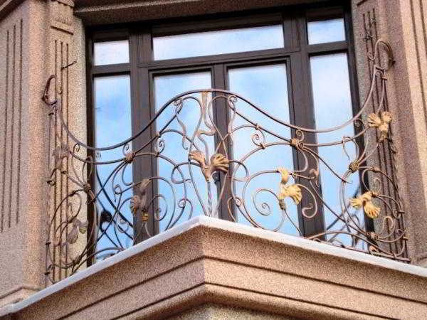 	Французский балкон в современном оформлении				
