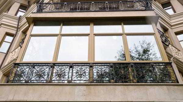 	Французский балкон в современном оформлении				
