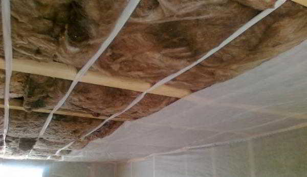 Какие материалы применяют для утепления потолка каркасного дома