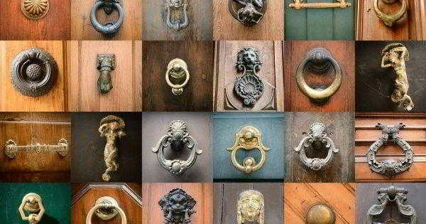 Какие украшения выбрать для деревянной двери?