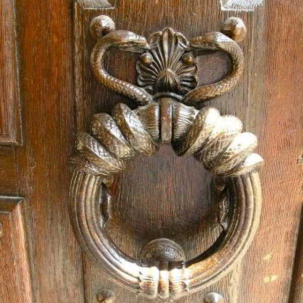 Какие украшения выбрать для деревянной двери?