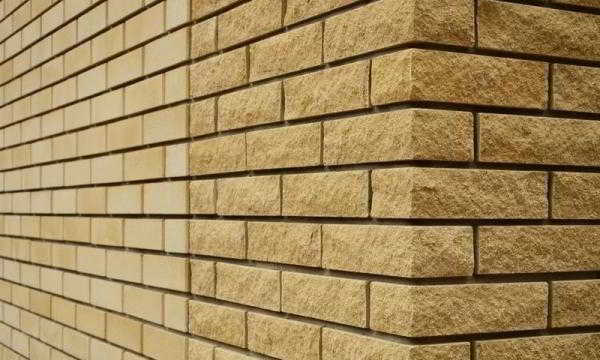 Кладка фасада кирпича, характеристики изделий и необходимые инструменты
