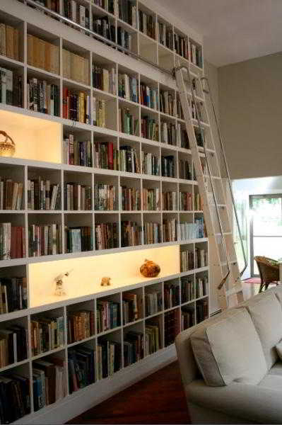 	Книжный стеллаж или шкаф в современном интерьере				