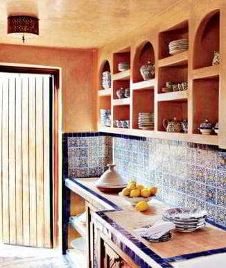 Марокканская плитка на кухне: фартук и посуда в интерьере