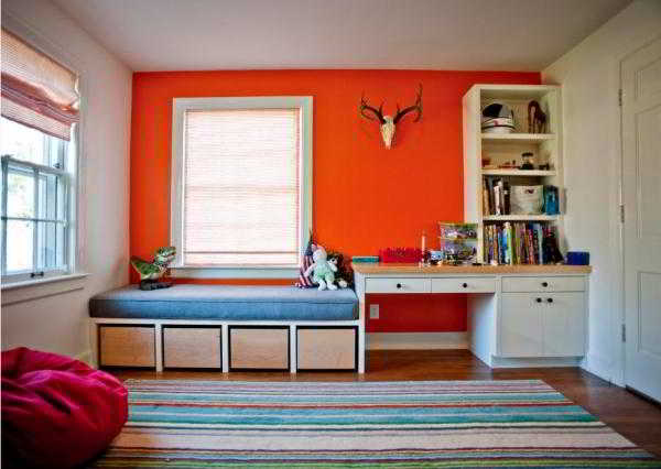 	Письменный стол для школьника в интерьере детской				