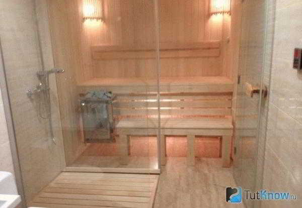 
			Стеклянная дверь в парную		