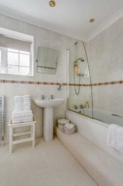 	Стеклянная шторка для ванной комнаты				