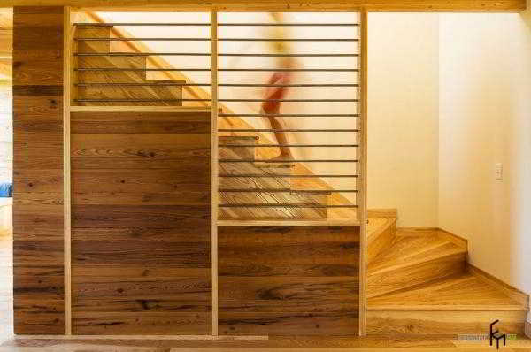 	Стремление ввысь или деревянная лестница в доме				