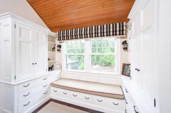 	Угловой шкаф в интерьере спальни				
