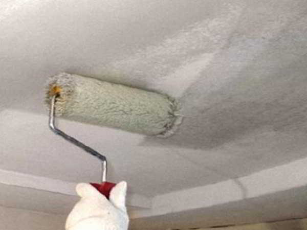 Как и чем грунтовать потолок перед покраской?