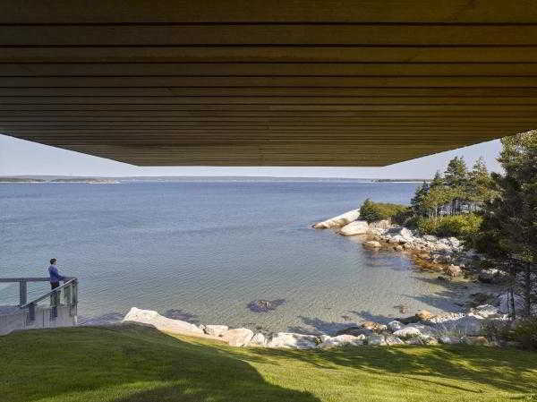 Консольный дом из двух корпусов с минималистичным дизайном, Канада