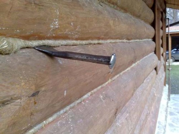 Чем лучше заделать щели между стенами и потолком в деревянном доме
