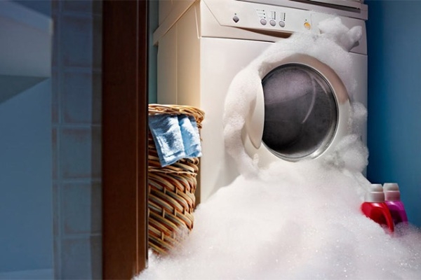 Что не стоит сыпать в стиральную машину чтобы не заполнить всю квартиру пеной?
