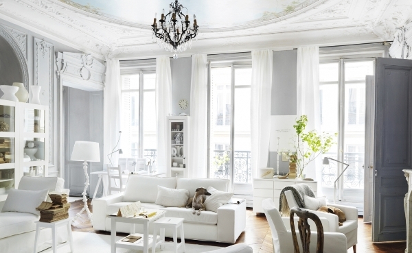 Для оформления французском стиле подходят комнаты имеющие высокие потолки.