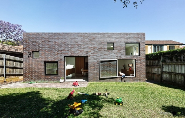 	Фасад из кирпича – практично, красиво, надежно   				