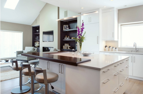 	Интерьер кухни с барной стойкой				
