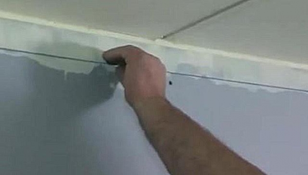 Как на натяжной потолок клеить плинтуса?