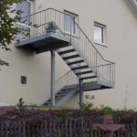 Как правильно оформить фасад с лестницей в частном доме