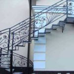 Как правильно оформить фасад с лестницей в частном доме