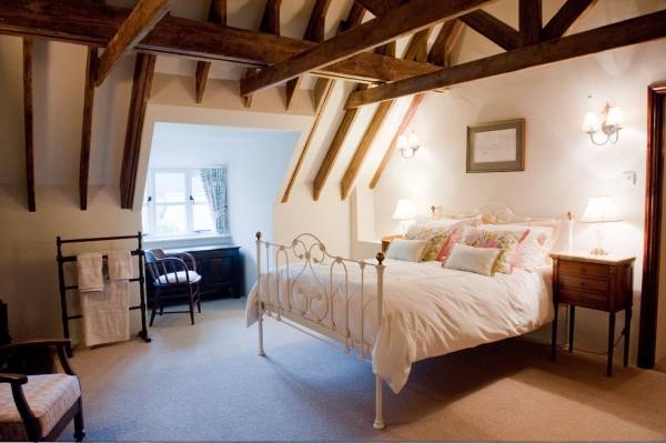 	Кованая кровать в интерьере современной спальни				