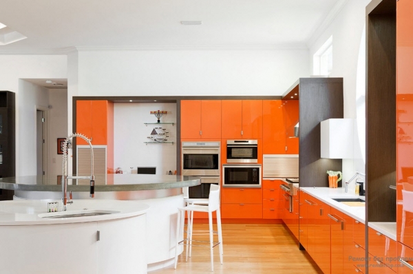	Оранжевая кухня: солнечно и стильно				