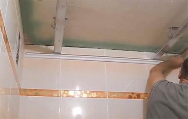 Устройство и порядок монтажа потолков из ПВХ панелей